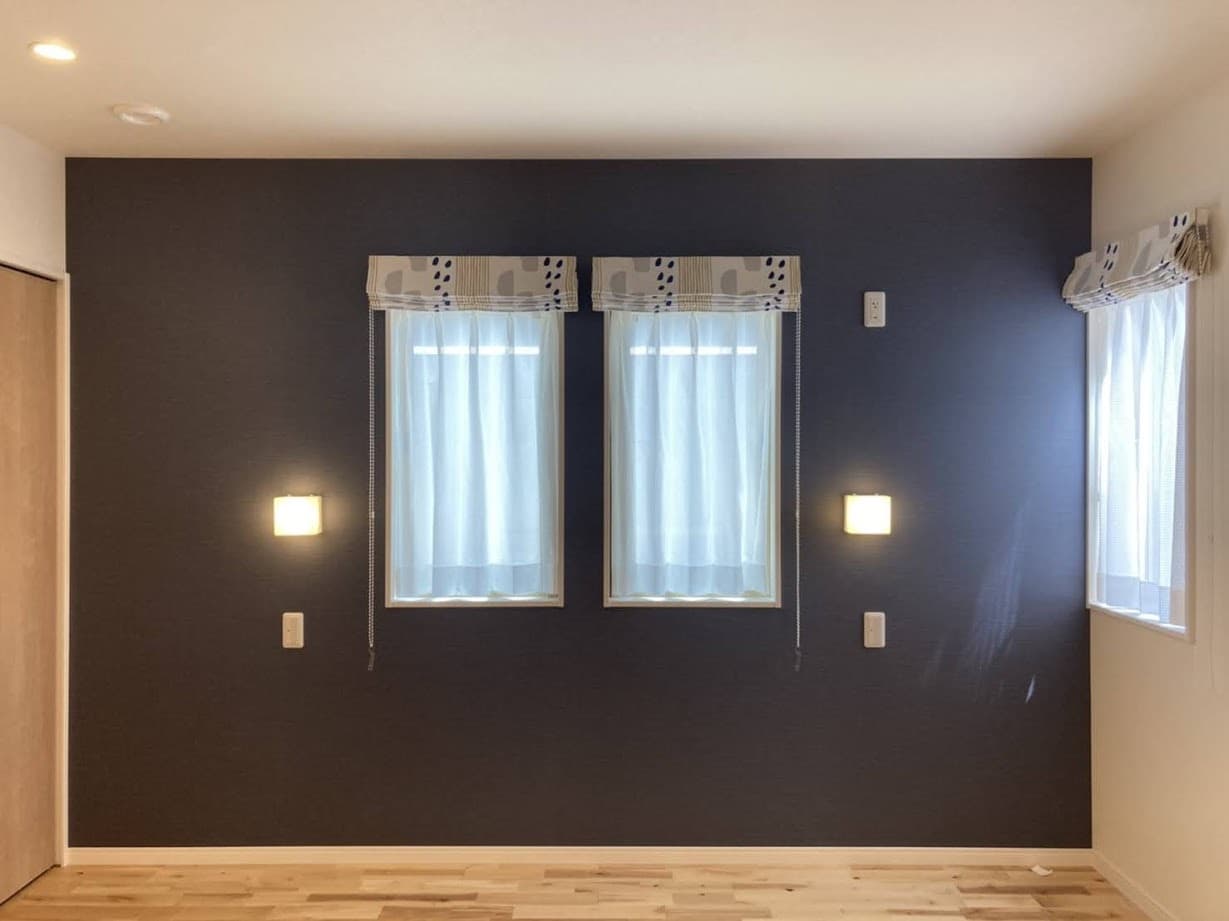 ネイビーのアクセントクロスが映える洋室