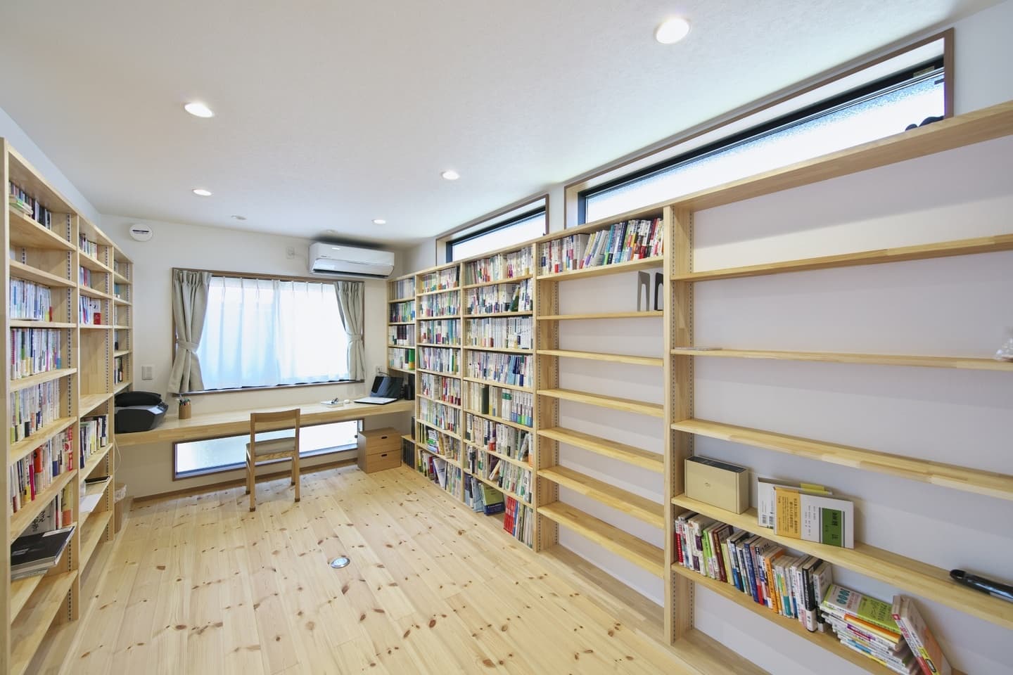 造作の本棚がある書斎