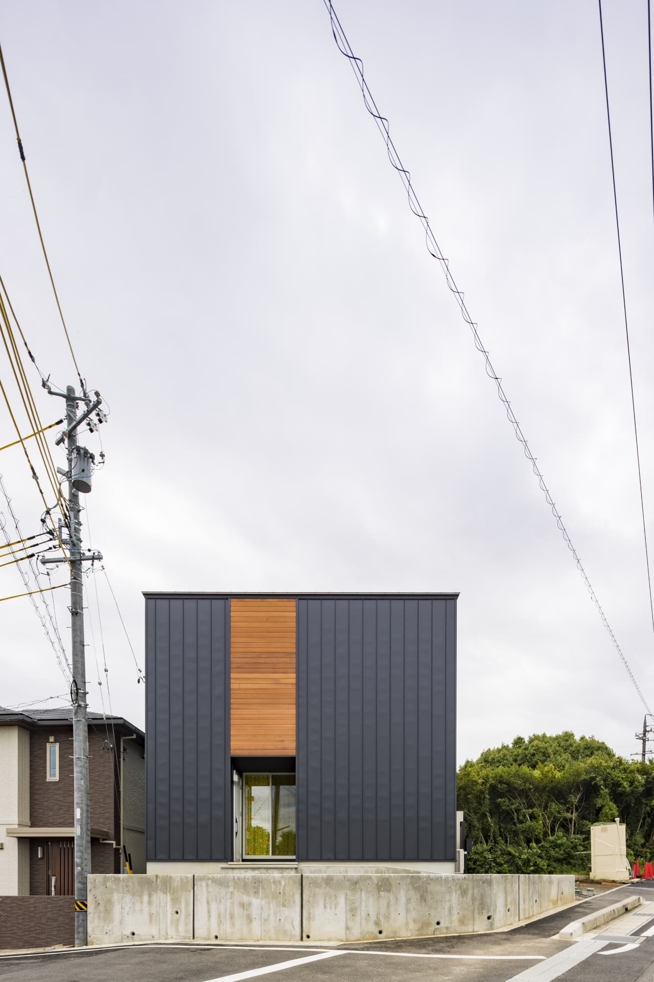 黒いガルバリウム外壁の住宅