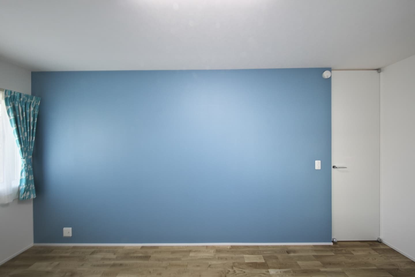 さわやかなアクセントクロスが映える洋室