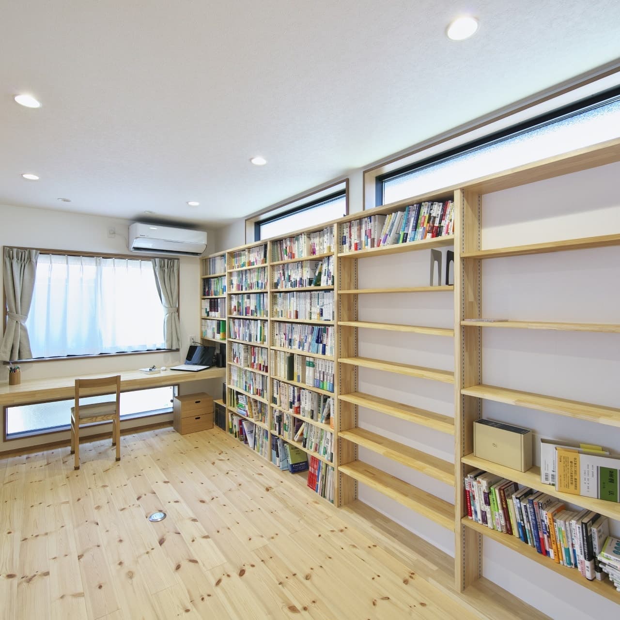 造作本棚のある書斎